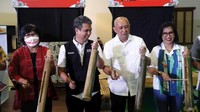 Menteri Koperasi dan UKM (Menkop UKM) Republik indonesia Teten Masduki, bersama President of Grab Indonesia Ridzki Kramadibrata, Country Managing Director of Grab Indonesia Neneng Goenadi dan sejumlah perwakilan Grab Merchant memukul kentongan saat pembukaan acara Kopdar UMKM Nasional di SMESCO Exhibition Hall, Jakarta, Jumat, (26/8/2022).