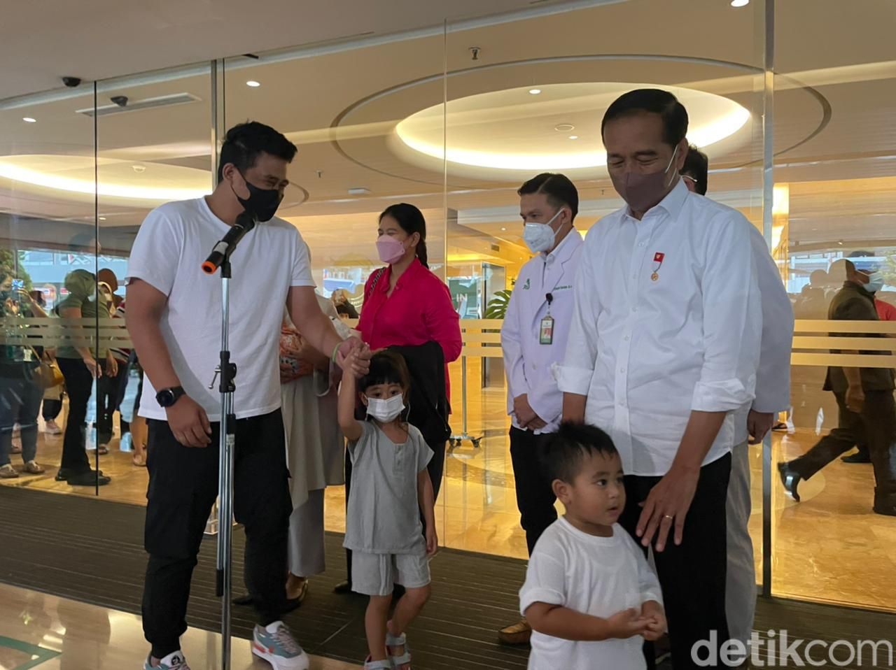 Presiden Jokowi mengok kelahiran cucu ke-5 dari Bobby Nasution-Kahiyang Ayu, di RSPI Jaksel, 27 Agustus 2022. (Silvia Ng/detikcom)