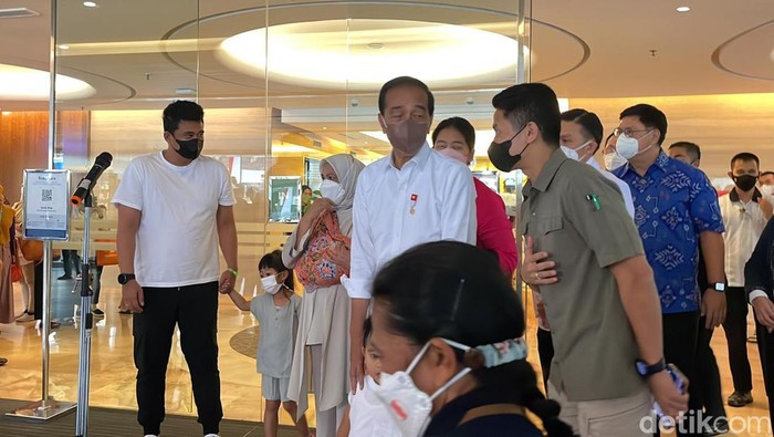 Presiden Jokowi mengok kelahiran cucu ke-5 dari Bobby Nasution-Kahiyang Ayu, di RSPI Jaksel, 27 Agustus 2022. (Silvia Ng/detikcom)