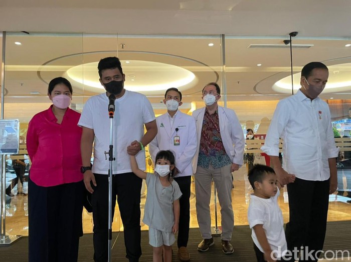 Presiden Jokowi mengok kelahiran cucu ke-5 dari Bobby Nasution-Kahiyang Ayu, di RSPI Jaksel, 27 Agustus 2022. (Silvia Ng/detikcom)