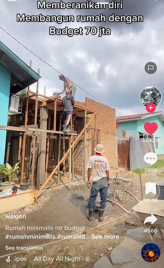 Dalam video yang berdurasi 2.17 menit itu, ia memperlihatkan sedikit demi sedikit rumahnya sedang dalam proses pembangunan. Mulai dari pekerjaan tahap awal, pondasi, pemasangan dinding, pengerjaan kusen, pintu, dan jendela. Rangkap bagian atap, pengerjaan listrik dan finishing. Hingga akhirnya ia bisa mewujudkan impiannya mempunyai rumah dan mendekor bagian dalam rumah. Dia mengklaim budget pembangunan rumahnya hanya Rp 70 juta. Foto: Dok. TikTok @wakjon5.
