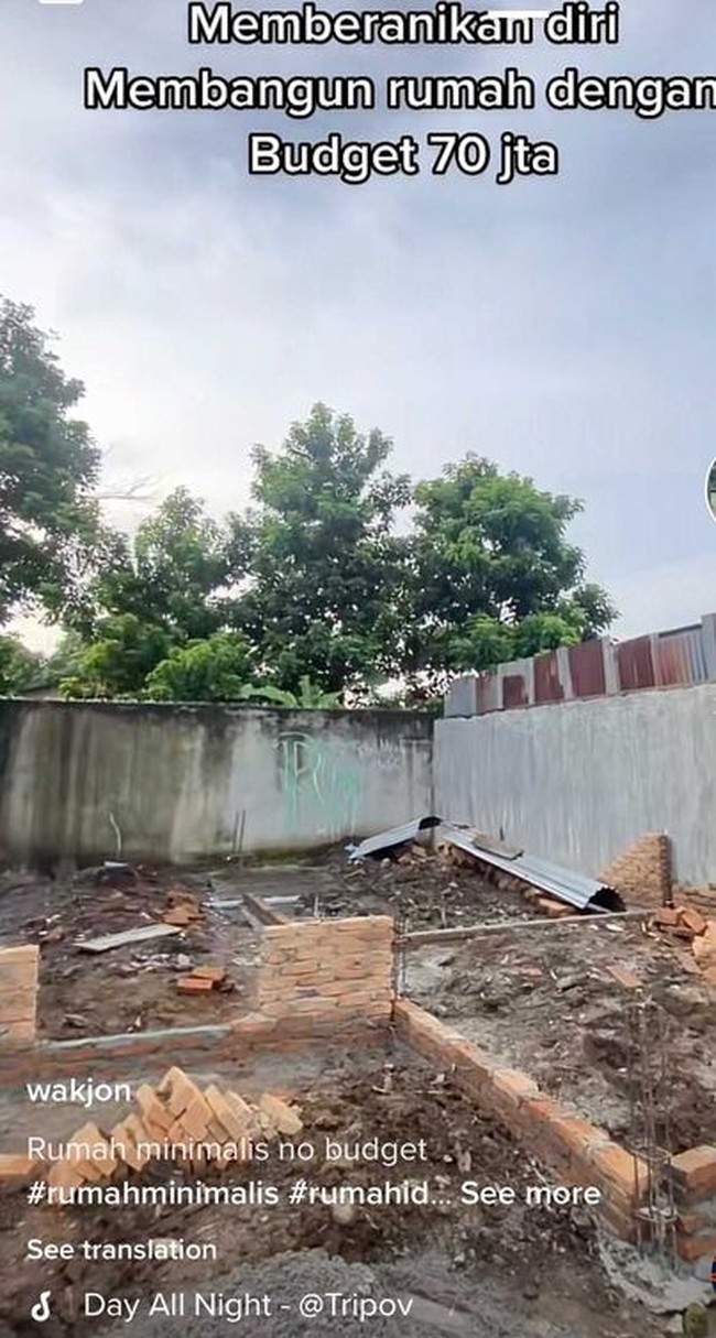 Bagaimana jadinya jika untuk membangun sebuah rumah hanya mengeluarkan Rp 70 juta? Hal inilah yang dilakukan pria viral karena nekat membangun rumah dengan budget Rp 70 juta. Foto: Dok. TikTok @wakjon5.
