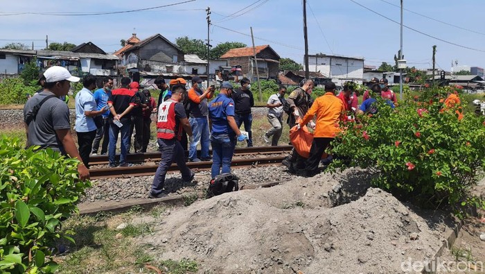 Pria Surabaya tewas tertabrak kereta api