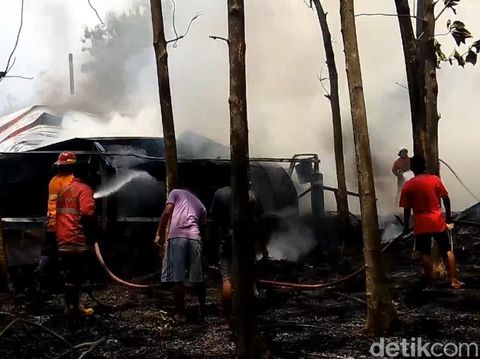 Proses pemadaman api di pabrik pengolahan kayu di Kendal yang terbakar, Sabtu (27/8/2022) siang.