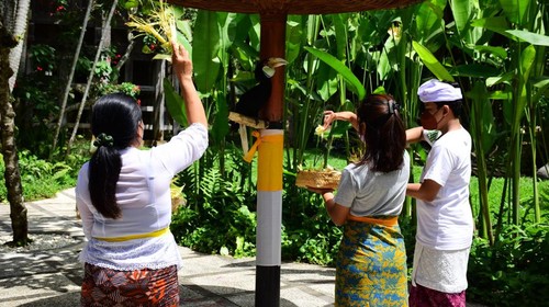 Prosesi persembahyangan Tumpek Uye atau Tumpek Kandang di Bali Bird Park, Gianyar, Sabtu (27/8/2022).