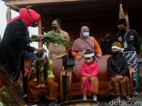 Prosesi ruwat rambut gimbal pada DCF tahun 2021.