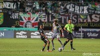 Hingga wasit meniup peluit panjang tanda babak kedua berakhir tidak ada lagi gol tercipta. Persebaya Surabaya sukses meraih 3 poin. Foto: Pius Erlangga/detikJateng