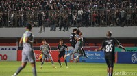 Babak kedua berjalan sengit, PSS Sleman terus menggempur pertahanan Persebaya Surabaya untuk menyamakan kedudukan. Barisan pertahanan Persebaya Surabaya yang dikawal Rizky Ridho masih belum mampu ditembus anak asuhan Seto Nurdiyantoro.  Foto: Pius Erlangga/detikJateng