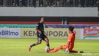 Super Elja di awal babak terus melancarkan serangan bertubi-tubi. Boaz terus menghadirkan ancaman yang sayangnya masih bisa dihalau kiper Persebaya. Foto: Pius Erlangga/detikJateng