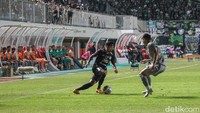 PSS Sleman yang ingin memperbaiki rekor laga kandang lebih dulu mengambil inisiatif serangan. Di menit awal mereka mampu menciptakan sejumlah peluang berbahaya. Foto: Pius Erlangga/detikJateng