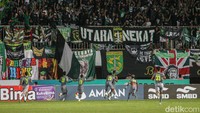 Keasyikan menyerang membuat lini pertahanan PSS Sleman lengah, alhasil pada menit ke-29 terciptalah gol untuk Persebaya Surabaya. Lewat sundulan Silvio Junior alias Juninho hasil tendangan sepak pojok Alwi. Foto: Pius Erlangga/detikJateng