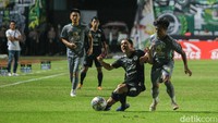 Pelatih PSS Sleman, Seto Nurdiyantoro, langsung menurunkan Kim Kurniawan sebagai starter. Di lini depan, Super Elja mengandalkan insting seorang Boaz Solossa. Foto: Pius Erlangga/detikJateng