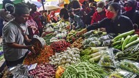 Selain belanja cabai dan bawang, Puan juga berdialog dengan pedagang untuk menyerap berbagai aspirasi.