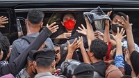 Puan membagikan kaus kepada warga usai berkunjung ke Pasar Kebon Roek Ampenan, Mataram, NTB.