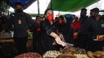 Puan Maharani Belanja Cabai dan Bawang di Mataram