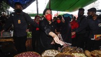 Puan membayar cabai dan bawang yang dibeli di Pasar Kebon Roek Ampenan, Mataram, NTB.