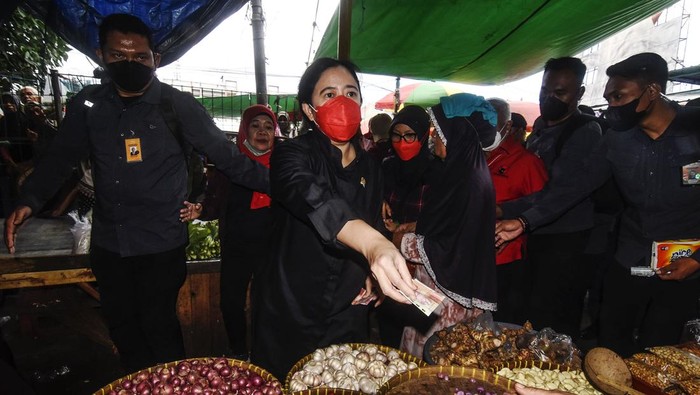 Ketua DPR RI Puan Maharani (tengah) membagikan kaus kepada warga usai berkunjung ke Pasar Kebon Roek Ampenan, Mataram, NTB, Sabtu (27/8/2022). Dalam kunjungannya Puan berdialog dengan para pedagang untuk menyerap berbagai aspirasi serta menyerahkan secara simbolis bantuan sembako kepada masyarakat kurang mampu dan memberikan bantuan kursi roda untuk warga disabilitas dari NTB. ANTARA FOTO/Ahmad Subaidi/tom.