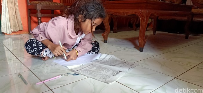 Putri Ayu Sekarsari, salah satu anak berambut gimbal yang akan diruwat di DCF 2022 saat ditemui di rumahnya di Banjarnegara, Sabtu (27/8/2022).