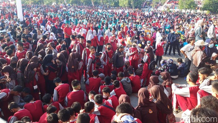 Ribuan warga Boyolali mengikuti kegiatan jalan sehat HUT ke-77 Kemerdekaan Republik Indonesia, Sabtu (27/8/2022).