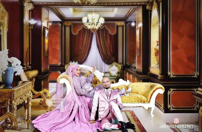 Romantisnya Roro Fitria Saat Pesta dan Makan Bareng Suami