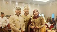 Roro Fitria dan suami memang pasangan yang sangat romantis. Bahkan saat diundang dalam acara pesta meriah di kerajaan Mangkualam keduanya mesra makan bersama. Foto: Instagram/roro.fitria1989