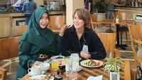 Roro Fitria juga tetap menjalin silaturahmi dengan teman-temannya meskipun sudah sibuk dengan keluarganya. Makan bersama di restoran menjadi momen hangat untuk bercengkrama bersama sahabatnya. Foto: Instagram/roro.fitria1989
