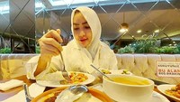 Ternyata disela-sela kesibukannya Roro Fitria juga hobi kulineran. Menu berupa soto menjadi salah satu sajian favoritnya. Foto: Instagram/roro.fitria1989