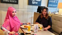 Bersantai di kafe juga senang dilakukan Roro Fitria bersama temannya. Terlihat minuman segar dan makanan enak yang dipesan untuk menemani waktu berbincang. Foto: Instagram/roro.fitria1989