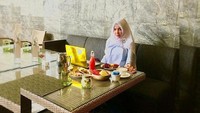 Saat liburan dan menginap di hotel, Roro Fitria tak pernah melwatkan waktu sarapan. Ada buah-buahan hingga yogurt yang diambilnya untuk dinikmati. Foto: Instagram/roro.fitria1989