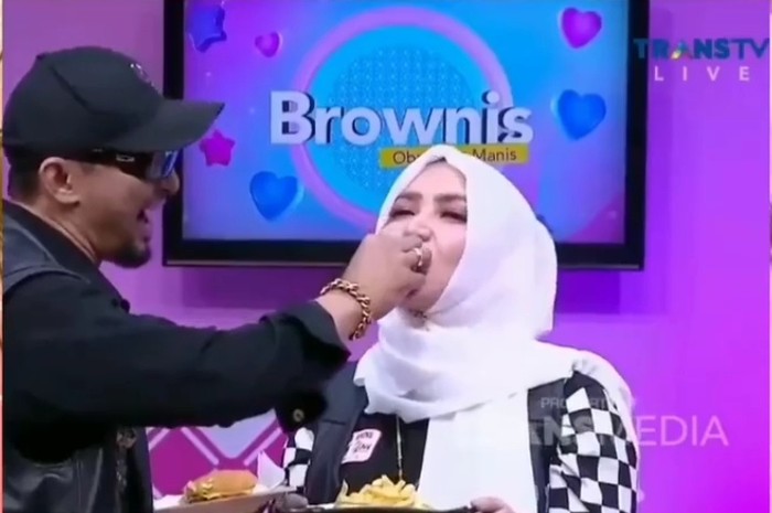 Roro Fitria Melahirkan Romantisnya Roro Fitria Saat Pesta dan Makan Bareng Suami