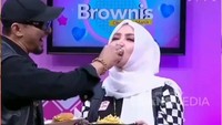 Diundang ke sebuah acara, Roro Fitria dan suami tampil romantis. Keduanya bahkan ditantang untuk saling menyuapi kentang goreng dengan gaya yang manis. Foto: Instagram/roro.fitria1989