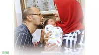 Anak pertamanya ini diberi nama Baby Sulthan. Baik Roro maupun suami keduanya berlinang air mata saat anaknya lahir ke dunia. Foto: Instagram/roro.fitria1989