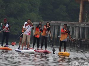 Sandiaga Ikut Mendayung Papan Seluncur di Kejurnas Stand Up Paddle