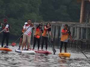 Sandiaga Ikut Mendayung Papan Seluncur di Kejurnas Stand Up Paddle