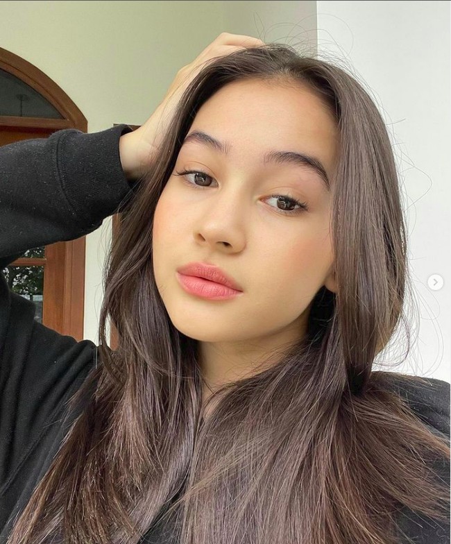 Melalui unggahan-unggahan di akun Instagramnya terlihat Sandrinna kerap berpakaian seksi. Hal itu membuat beberapa netizen jadi memberikan nyinyiran pada gayanya karena dinilai terlalu dewasa. Foto: dok. Instagram Sandrinna Michelle