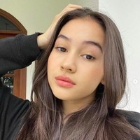 Melalui unggahan-unggahan di akun Instagramnya terlihat Sandrinna kerap berpakaian seksi. Hal itu membuat beberapa netizen jadi memberikan nyinyiran pada gayanya karena dinilai terlalu dewasa. Foto: dok. Instagram Sandrinna Michelle