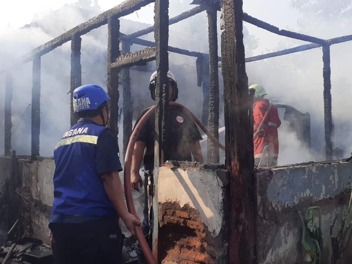 Sebuah rumah di Jogobayan RT 02 RW 6, Kelurahan Setabelan, Kecamatan Banjarsari, Kota Solo terbakar, Sabtu (27/8/2022) pagi.