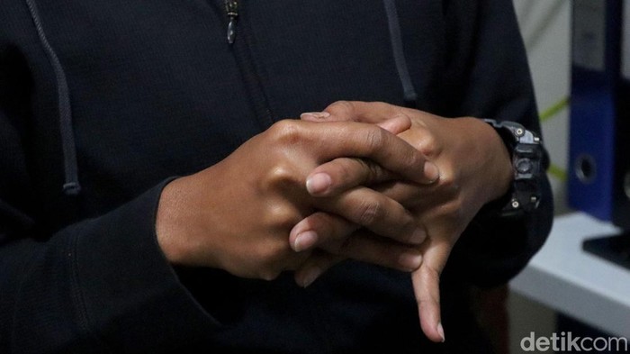 Tia (39) adalah penyintas HIV/AIDS yang sudah berjalan 4 tahun. Ia tertular dari suaminya yang merupakan mantan pemakai narkoba dan telah meninggal dunia akibat virus tersebut.