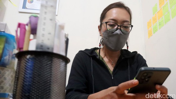 Tia (39) adalah penyintas HIV/AIDS yang sudah berjalan 4 tahun. Ia tertular dari suaminya yang merupakan mantan pemakai narkoba dan telah meninggal dunia akibat virus tersebut.