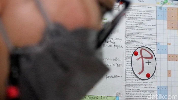 Tia (39) adalah penyintas HIV/AIDS yang sudah berjalan 4 tahun. Ia tertular dari suaminya yang merupakan mantan pemakai narkoba dan telah meninggal dunia akibat virus tersebut.