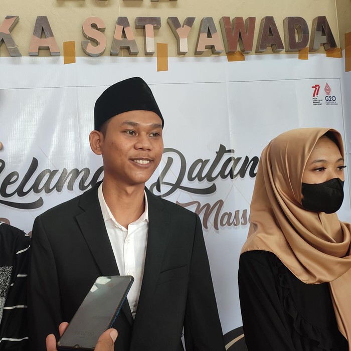 Septian Ibrahim dan Sherly Novita, salah satu pasangan yang jadi peserta acara nikah massal di Polres Bogor, Jawa Barat.