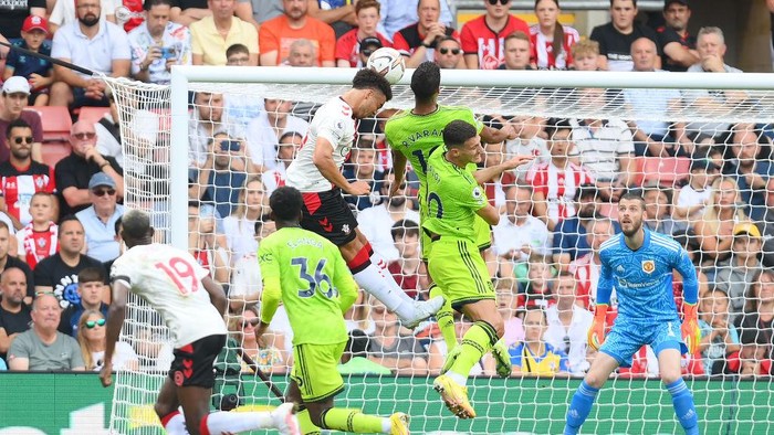 SOUTHAMPTON, ENGLAND - AUGUST 27: Che Adams of Southampton heads the ball over during the Premier League match between Southampton FC and Manchester United at Friends Provident St. Marys Stadium on August 27, 2022 in Southampton, England. (Photo by Mike Hewitt/Getty Images)