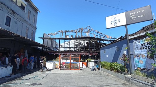 Suasana lokasi kebakaran di Jalan Pulau Moyo nomor 1A, Kelurahan Pedungan, Kecamatan Denpasar Selatan, Kota Denpasar.