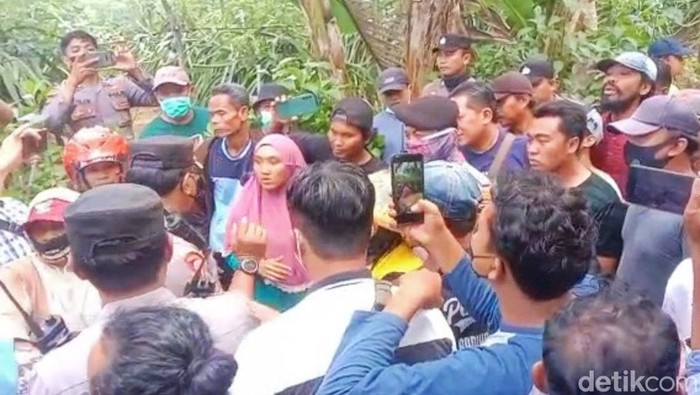 warga tolak tambang emas