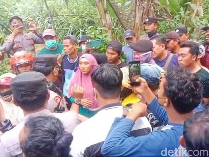 warga tolak tambang emas