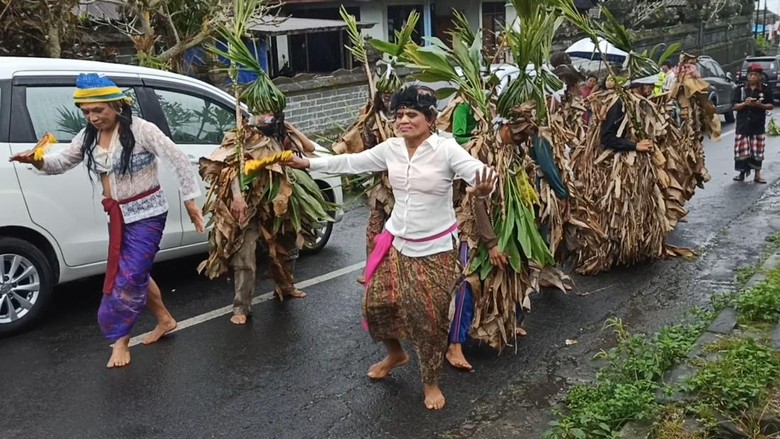 Tari Baris Memedi di Desa Jatiluwih, Tabanan, dipercaya dapat mengantarkan roh yang hendak diupacarai saat ngaben menuju surga. Tari Baris Memedi di Desa Jatiluwih, Tabanan, dipercaya dapat mengantarkan roh yang hendak diupacarai saat ngaben menuju surga.