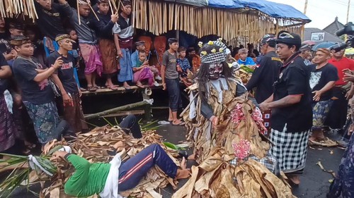 Tari Baris Memedi di Desa Jatiluwih, Tabanan, dipercaya dapat mengantarkan roh yang hendak diupacarai saat ngaben menuju surga.