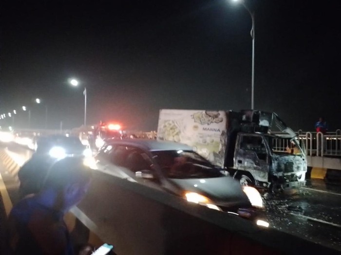 truk terbakar di suramadu