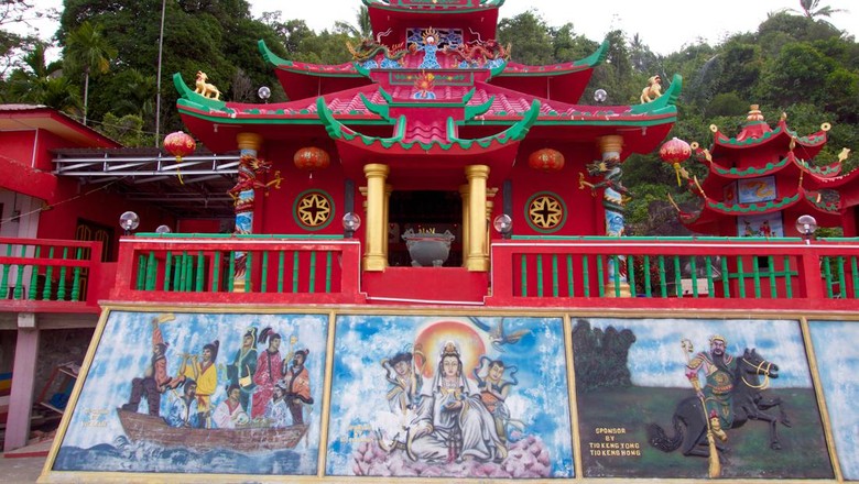 Vihara Gunung Dewa Siantan, Anambas, Indonesia Vihara Gunung Dewa Siantan, Anambas, Indonesia
