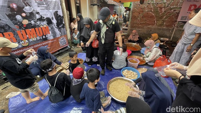 Warga membangun dapur umum untuk korban kebakaran Simprug, Jaksel.